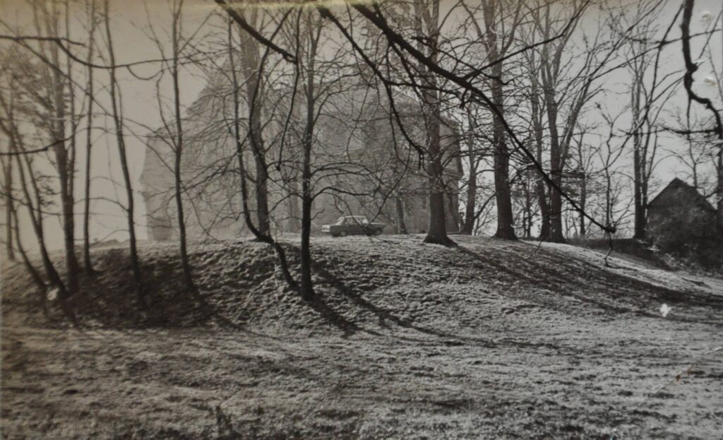 DOBRA, widok dworu wg fotografii z 1972 r. (archiwum WUOZ Wrocław)