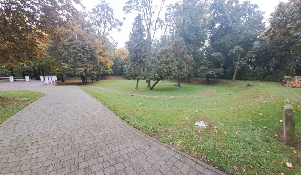KĄTY WROCŁAWSKIE, widok na wschodnią część plateau i wału od strony południowej (fot. D. Nowakowski)