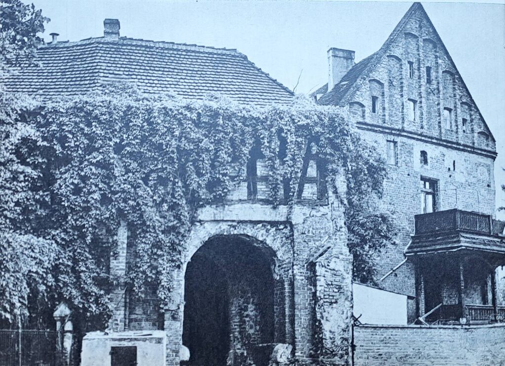 NAMYSŁÓW, widok bramy zamkowej z nowożytną szachulcową nadbudówką i widocznym z prawej strony szczytem skrzydła północnego (za: Guerquin 1957, il. 244)