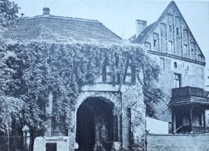 NAMYSŁÓW, widok bramy zamkowej z nowożytną szachulcową nadbudówką i widocznym z prawej strony szczytem skrzydła północnego (za: Guerquin 1957, il. 244)