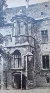 NAMYSŁÓW, widok na wieżowe wejście do skrzydła północnego z kaplicą na piętrze (za: Guerquin 1957, il. 245)