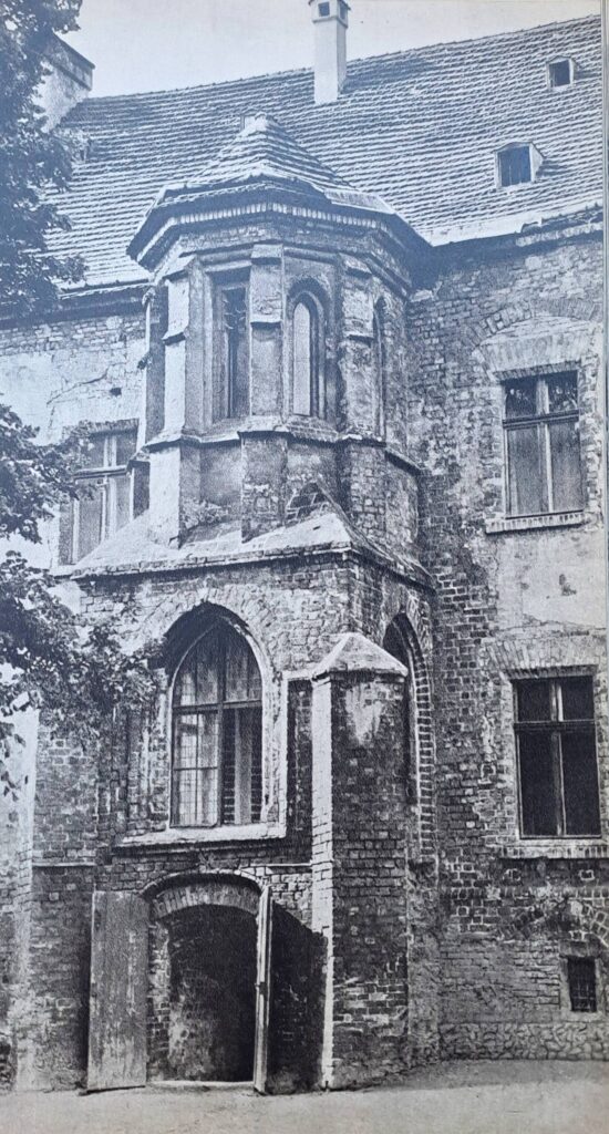 NAMYSŁÓW, widok na wieżowe wejście do skrzydła północnego z kaplicą na piętrze (za: Guerquin 1957, il. 245)