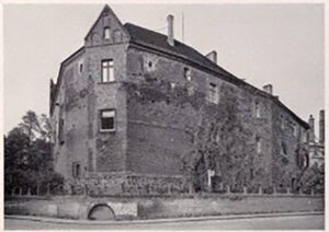 NAMYSŁÓW, widok zamku od strony południowo-wschodniej według fot. z lat 30. XX w. (za: https://polska-org.pl/)