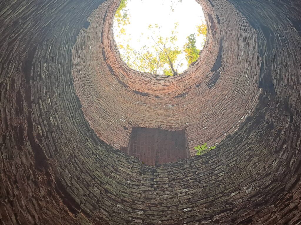 PRZEWÓZ, widok wnętrza wieży i wejścia do niej,