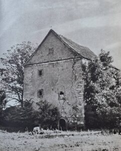 RAKOWICE WIELKIE, widok wieży wg fotografii połowy XX w. (za: Guerquin 1957, il. 290)
