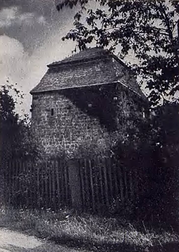 RAKOWICE WIELKIE, widok na wieżę od strony południowo-zachodniej (za: Langenheim 1939, s. 33)