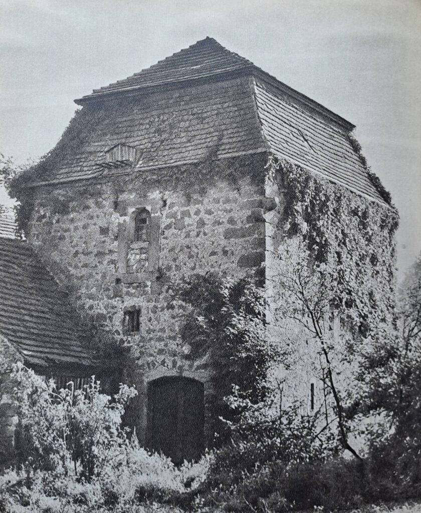 RAKOWICE WIELKIE, widok na wieżę od strony północnej (za: Guerquin 1957, il. 291)