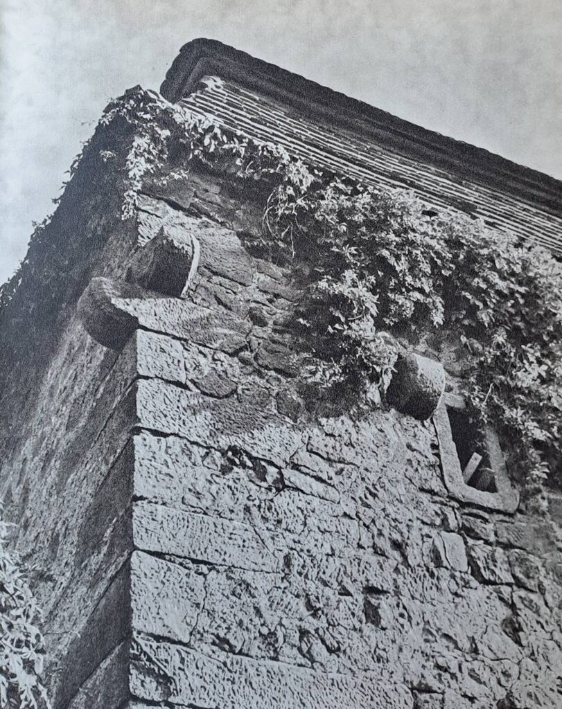 RAKOWICE WIELKIE, widok na narożnik drugiej kondygnacji wieży z kamiennymi wspornikami ganku (za: Guerquin 1957, il. 292)