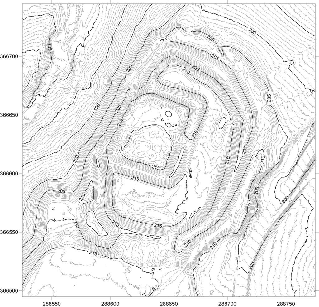 ROKITNICA, plan warstwicowy otoczenia stanowiska (oprac. M. Legut-Pintal, P. Rajski, Katalog Zamków i Dworów Obronnych Śląska [https://zamki.pwr.edu.pl/]. Licencja: CC BY-SA 4.0 [https://creativecommons.org/licenses/by-nc/4.0/])