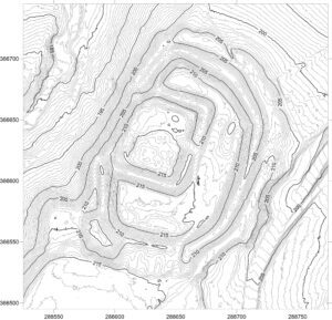 ROKITNICA, plan warstwicowy otoczenia stanowiska (oprac. M. Legut-Pintal, P. Rajski, Katalog Zamków i Dworów Obronnych Śląska [https://zamki.pwr.edu.pl/]. Licencja: CC BY-SA 4.0 [https://creativecommons.org/licenses/by-nc/4.0/])