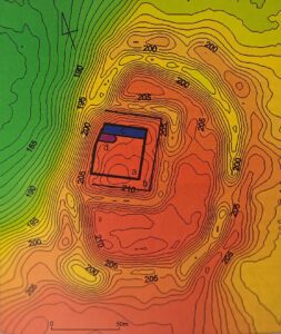 ROKITNICA, plan warstwicowy zamku z oznaczeniem zabudowy z XIII-XIV w. (za: Łesiuk, Stolarczyk 2012, s. 235)