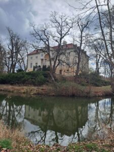 SAMOTWÓR, widok dworu od strony zachodniej, 2025 r. (fot. D. Nowakowski)