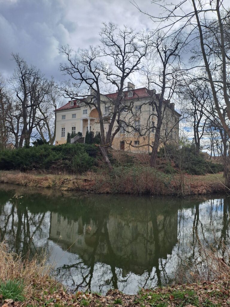 SAMOTWÓR, widok dworu od strony zachodniej, 2025 r. (fot. D. Nowakowski)