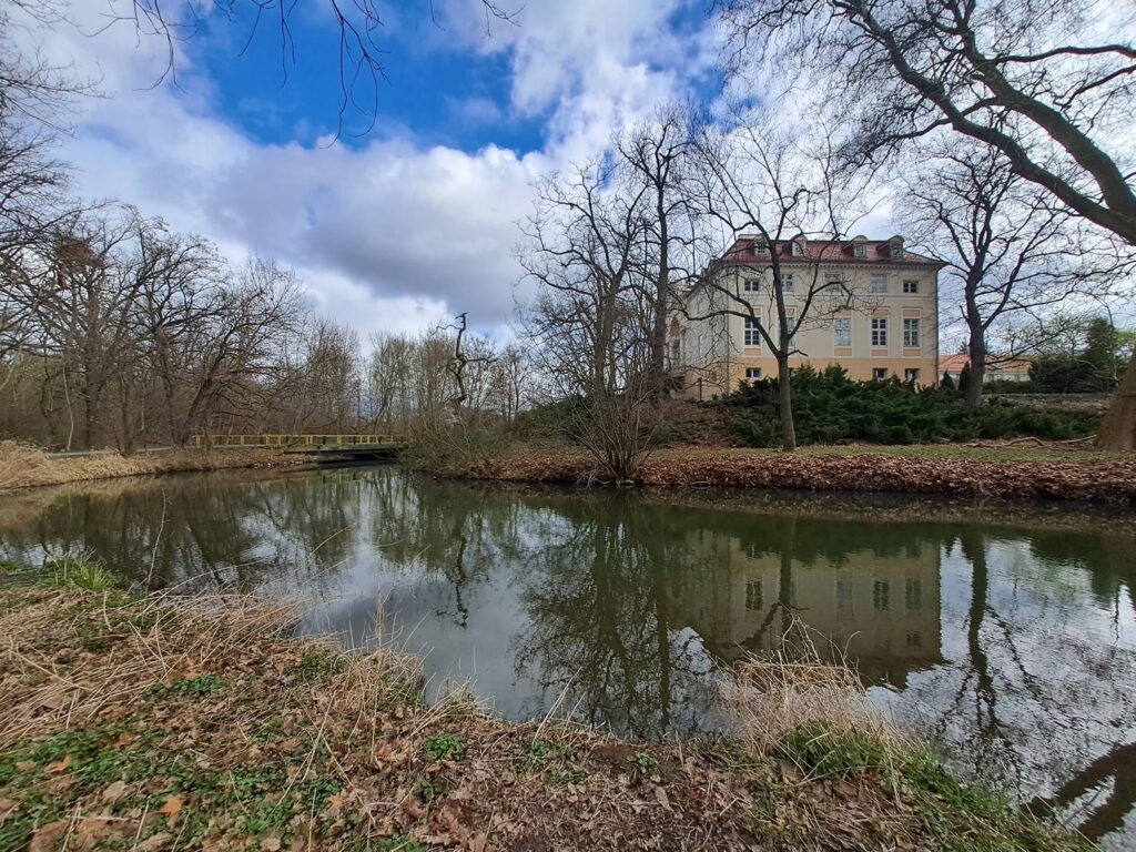 SAMOTWÓR, widok dworu od strony południowo-zachodniej, 2025 r. (fot. D. Nowakowski)