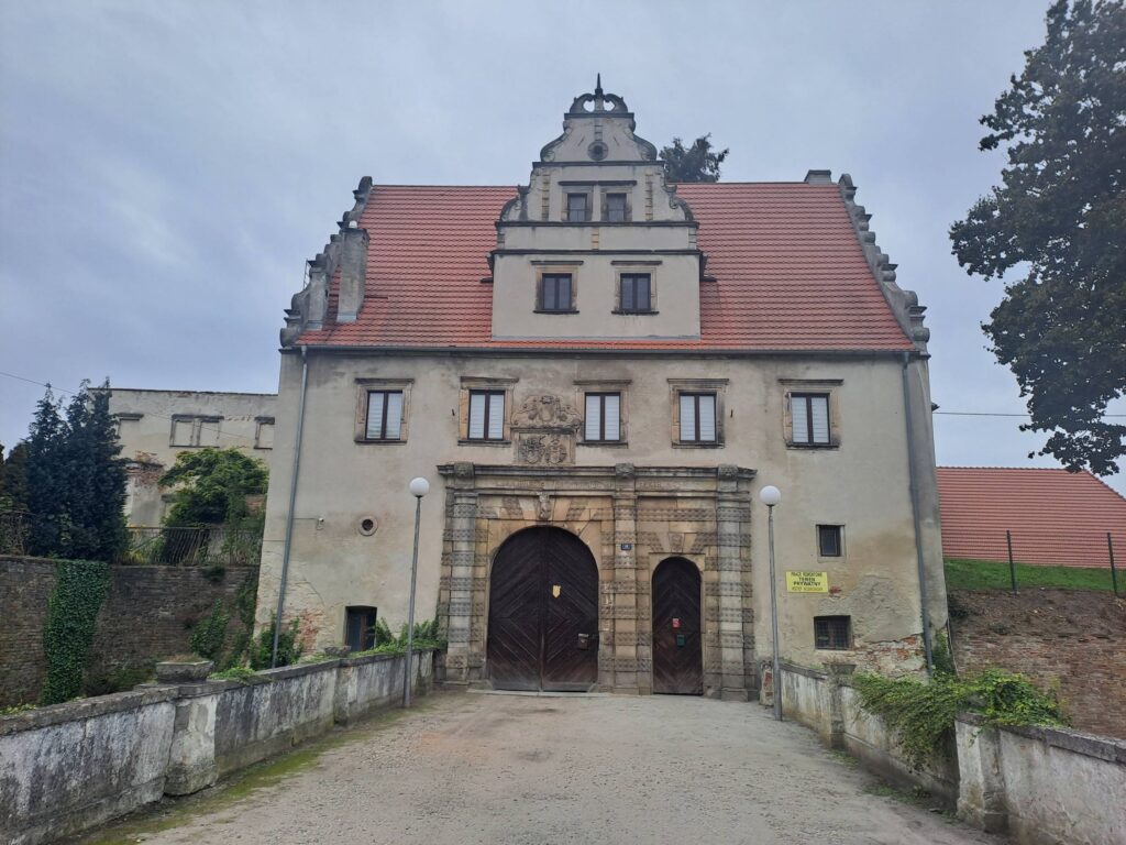 SIEDLISKO, widok renesansowego budynku bramnego od strony wschodniej, 2025 r. (fot. D. Nowakowski)