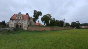 SIEDLISKO, widok budynku bramnego i wschodniego odcinka fortyfikacji bastionowych, 2025 r. (fot. D. Nowakowski)