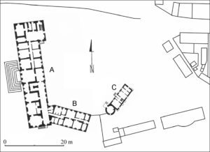 SŁAWA, schematyczny plan pałacu w Sławie: a - główny człon pałacu; b - tzw. stary zamek; c - oficyna z basztą (za: Nowakowski 2008, s. 388)