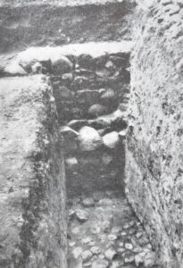 ŚRODA ŚLĄSKA, fragment muru obwodowego i bruk dziedzińca odsłoniętych podczas badań 1961 r. (za: Kozaczewski 1965, s. 43)