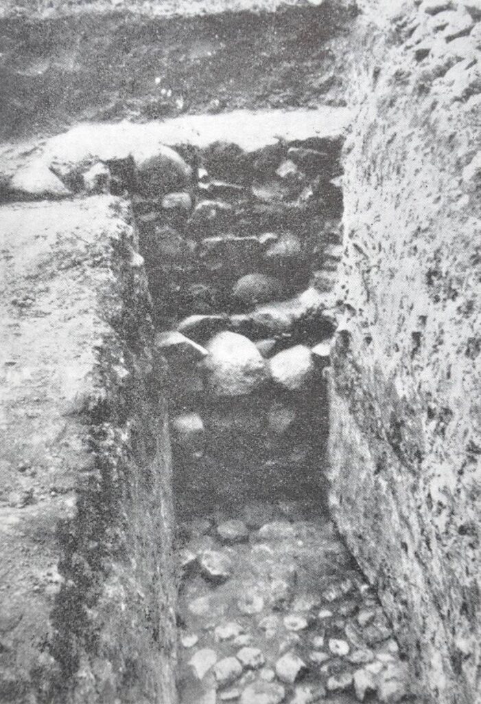 ŚRODA ŚLĄSKA, fragment muru obwodowego i bruk dziedzińca odsłoniętych podczas badań 1961 r. (za: Kozaczewski 1965, s. 43)