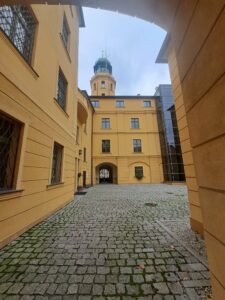 WOŁÓW, widok bramy wjazdowej i fragmentu dziedzińca od strony południowej, 2025 r. (fot. D. Nowakowski)