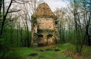 ROKITNICA, widok na pozostałości zamku obecnie, 2025 r.