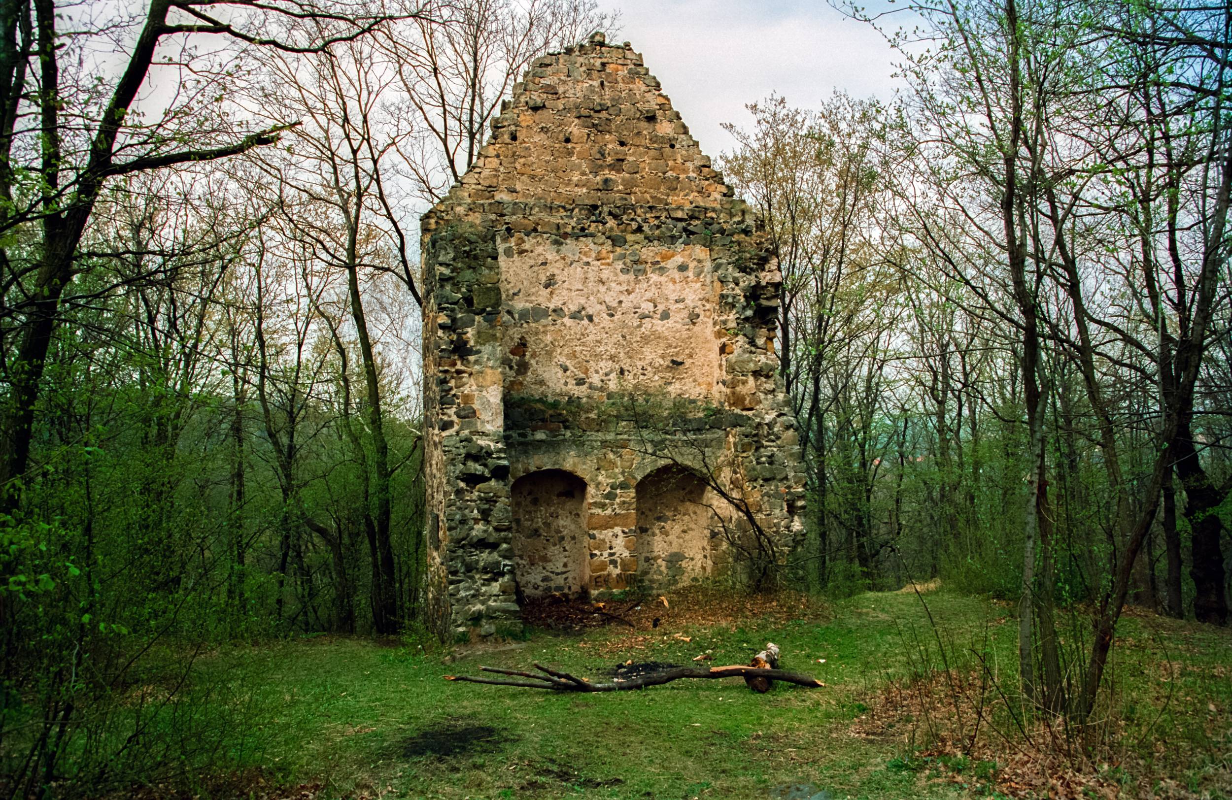 ROKITNICA, widok na pozostałości zamku obecnie, 2025 r.