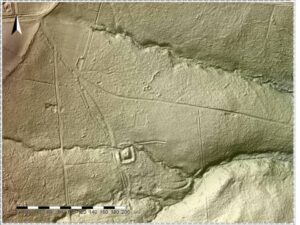 PRUDNIK, st. 11 (Dębowiec), model cieniowanego reliefu (shaded relief model) otoczenia stanowiska (oprac. M. Legut-Pintal, Katalog Zamków i Dworów Obronnych Śląska [https://zamki.pwr.edu.pl/]. Licencja: CC BY-NC 4.0 [https://creativecommons.org/licenses/by-nc/4.0/])