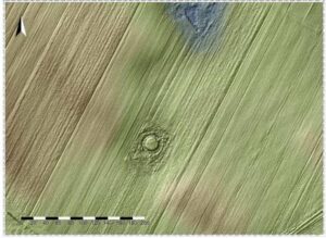RÓŻYNA, st. 3, model cieniowanego reliefu (shaded relief model) otoczenia grodziska (oprac. M. Legut-Pintal , Katalog Zamków i Dworów Obronnych Śląska [https://zamki.pwr.edu.pl/]. Licencja: CC BY-NC 4.0 [https://creativecommons.org/licenses/by-nc/4.0/])