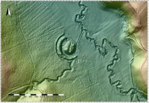 RUDZICZKA, st. 3, model cieniowanego reliefu (shaded relief model) otoczenia stanowiska (oprac. M. Legut-Pintal, Katalog Zamków i Dworów Obronnych Śląska [https://zamki.pwr.edu.pl/]. Licencja: CC BY-NC 4.0 [https://creativecommons.org/licenses/by-nc/4.0/])