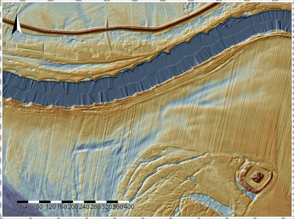 WRONÓW, st. 1, model cieniowanego reliefu (shaded relief model) otoczenia grodziska (oprac. M. Legut-Pintal, Katalog Zamków i Dworów Obronnych Śląska [https://zamki.pwr.edu.pl/]. Licencja: CC BY-NC 4.0 [https://creativecommons.org/licenses/by-nc/4.0/])