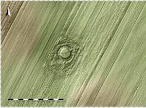 RÓŻYNA, st. 3, widok 3D stanowiska, opracowany na podstawie numerycznego modelu terenRÓŻYNA, st. 3, model cieniowanego reliefu stanowiska (oprac. M. Legut-Pintal , Katalog Zamków i Dworów Obronnych Śląska [https://zamki.pwr.edu.pl/]. Licencja: CC BY-NC 4.0 [https://creativecommons.org/licenses/by-nc/4.0/])u (oprac. M. Legut-Pintal , Katalog Zamków i Dworów Obronnych Śląska [https://zamki.pwr.edu.pl/]. Licencja: CC BY-NC 4.0 [https://creativecommons.org/licenses/by-nc/4.0/])
