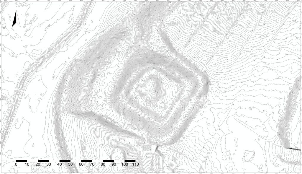 BIAŁA st. 1, plan warstwicowy otoczenia stanowiska (opracowanie: M. Legut-Pintal, Katalog Zamków i Dworów Obronnych Śląska [https://zamki.pwr.edu.pl/]. Licencja: CC BY-NC 4.0 [https://creativecommons.org/licenses/by-nc/4.0/])