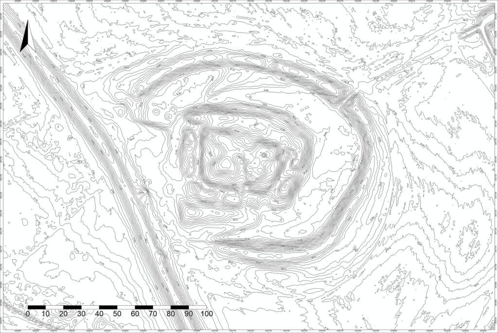 OBROWIEC, st. 1, plan warstwicowy otoczenia stanowiska (oprac. M. Legut-Pintal, Katalog Zamków i Dworów Obronnych Śląska [https://zamki.pwr.edu.pl/]. Licencja: CC BY-NC 4.0 [https://creativecommons.org/licenses/by-nc/4.0/])