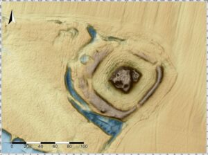 WRONÓW, st. 1, cieniowanie (Hillshade) i współczynnik widoczności nieba (Sky View Factor, SVF) stanowiska, opracowane na podstawie numerycznego modelu terenu (oprac. M. Legut-Pintal, Katalog Zamków i Dworów Obronnych Śląska [https://zamki.pwr.edu.pl/]. Licencja: CC BY-NC 4.0 [https://creativecommons.org/licenses/by-nc/4.0/])