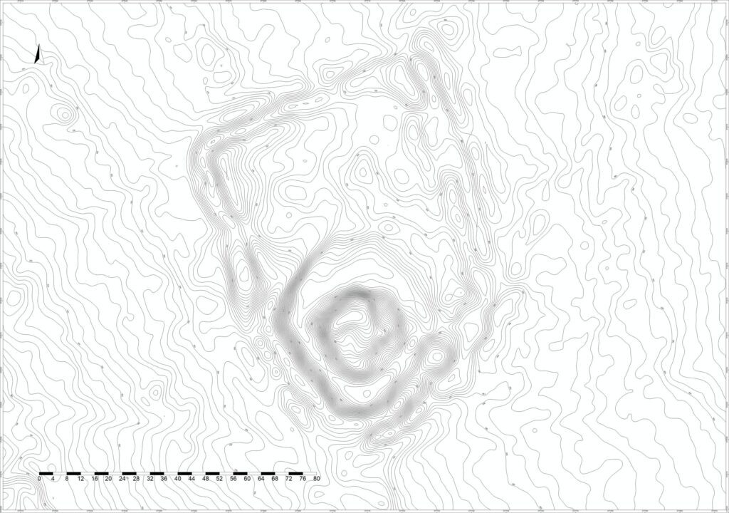 GNOJNA, st. 1, plan warstwicowy otoczenia stanowiska (oprac. M. Legut-Pintal, Katalog Zamków i Dworów Obronnych Śląska [https://zamki.pwr.edu.pl/]. Licencja: CC BY-NC 4.0 [https://creativecommons.org/licenses/by-nc/4.0/])