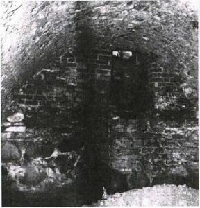 UJAZD, widok na mur kurtynowy zbudowany w dolnych partiach z eratyków, wyżej z łamanego kamienia, a następnie z cegły w wątku gotyckim (za: Romanow 2002)