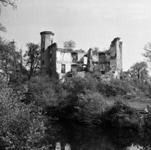 URAZ, widok zamku od strony południowej wg fotografii z 1978 r. (archiwum IHASiT Wrocław)