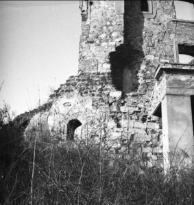 URAZ, fragment elewacji wschodniej z widocznym reliktami kamiennego muru średniowiecznego zamku (archiwum IHASiT Wrocław)