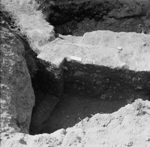 URAZ, wykop archeologiczny z badań 1978 r. z odsłoniętymi reliktami murów średniowiecznego zamku (archiwum IHASiT Wrocław)