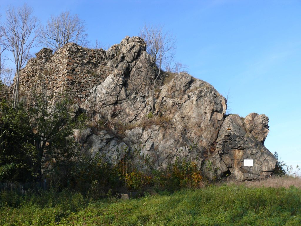 Zamek Podskale, widok od wschodu na mur zamku górnego wkomponowany w naturalną skałę