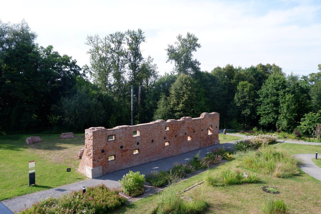 CZECHOWICE-DZIEDZICE, eksponowane współcześnie ruiny dawnego dworu Wilczków, 2025 r. (fot. Kamil Czaiński, CC BY-SA 4.0 , z Wikimedia Commons)