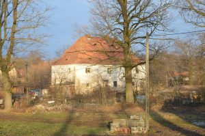 ZEBRZYDÓW, dwór górny w widoku z płd.-zach , 2016 r. (fot. P. Błoniewski)