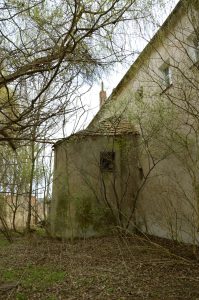 UCIECHÓW, widok na kolistą przybudówkę – domniemaną kuchnię dworską, 2026 r. (fot. T. Dudziak)