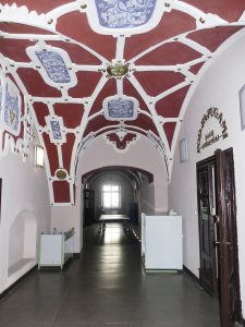 WAŁBRZYCH -ŚRÓDMIEŚCIE, dawny dwór Czettritzów, sklepiona sień z dekoracją okuciową, 2026 r. (fot. T. Dudziak)