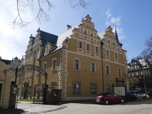 WAŁBRZYCH-ŚRÓDMIEŚCIE, widok na dawny dwór Czettritzów, w którym obecnie mieści się Akademia Nauk Stosowanych Angelusa Silesiusa, 2026 r. (fot. T. Dudziak)