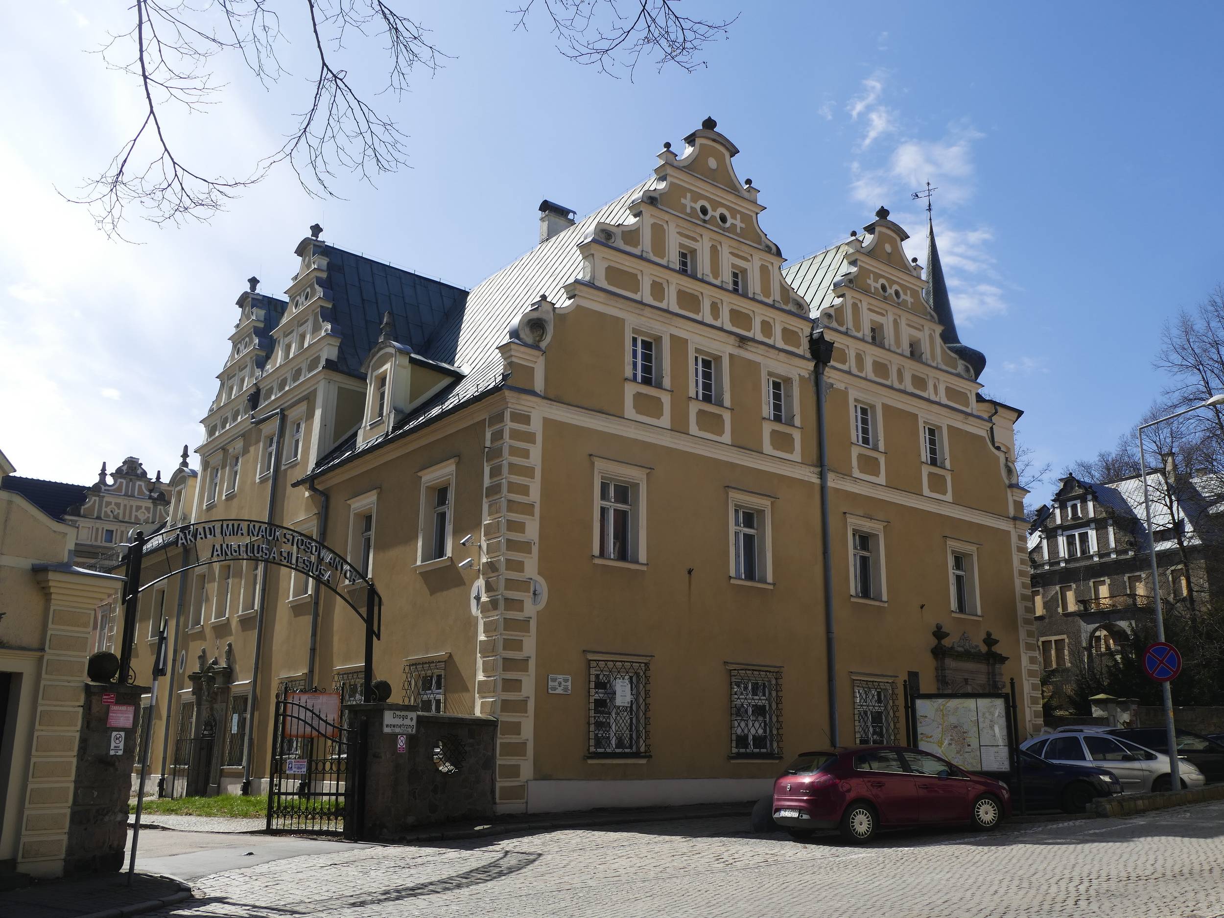 WAŁBRZYCH-ŚRÓDMIEŚCIE, widok na dawny dwór Czettritzów, w którym obecnie mieści się Akademia Nauk Stosowanych Angelusa Silesiusa, 2026 r. (fot. T. Dudziak)