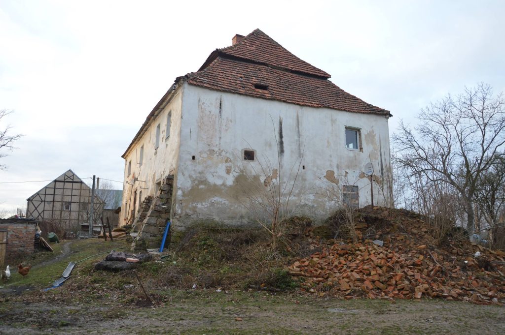 ZEBRZYDÓW, dwór górny w widoku ze wsch., 2016 r. (fot. P. Błoniewski)