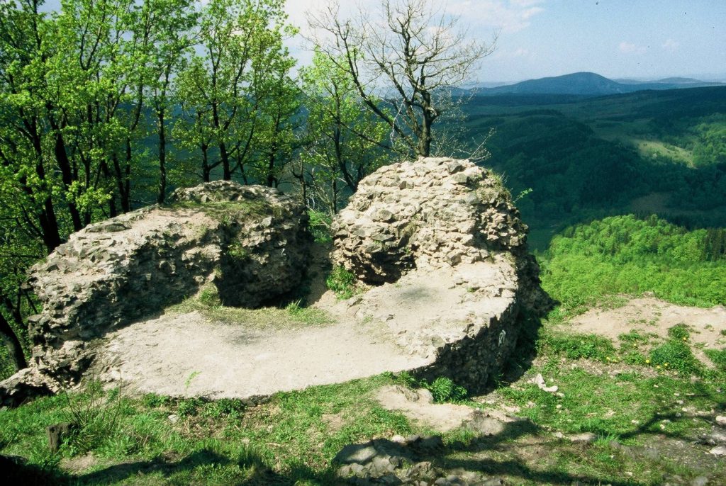 ZAMEK ROGOWIEC, ruina podstawy wieży na górnym zamku, 1998 r. (fot. A. Boguszewicz)
