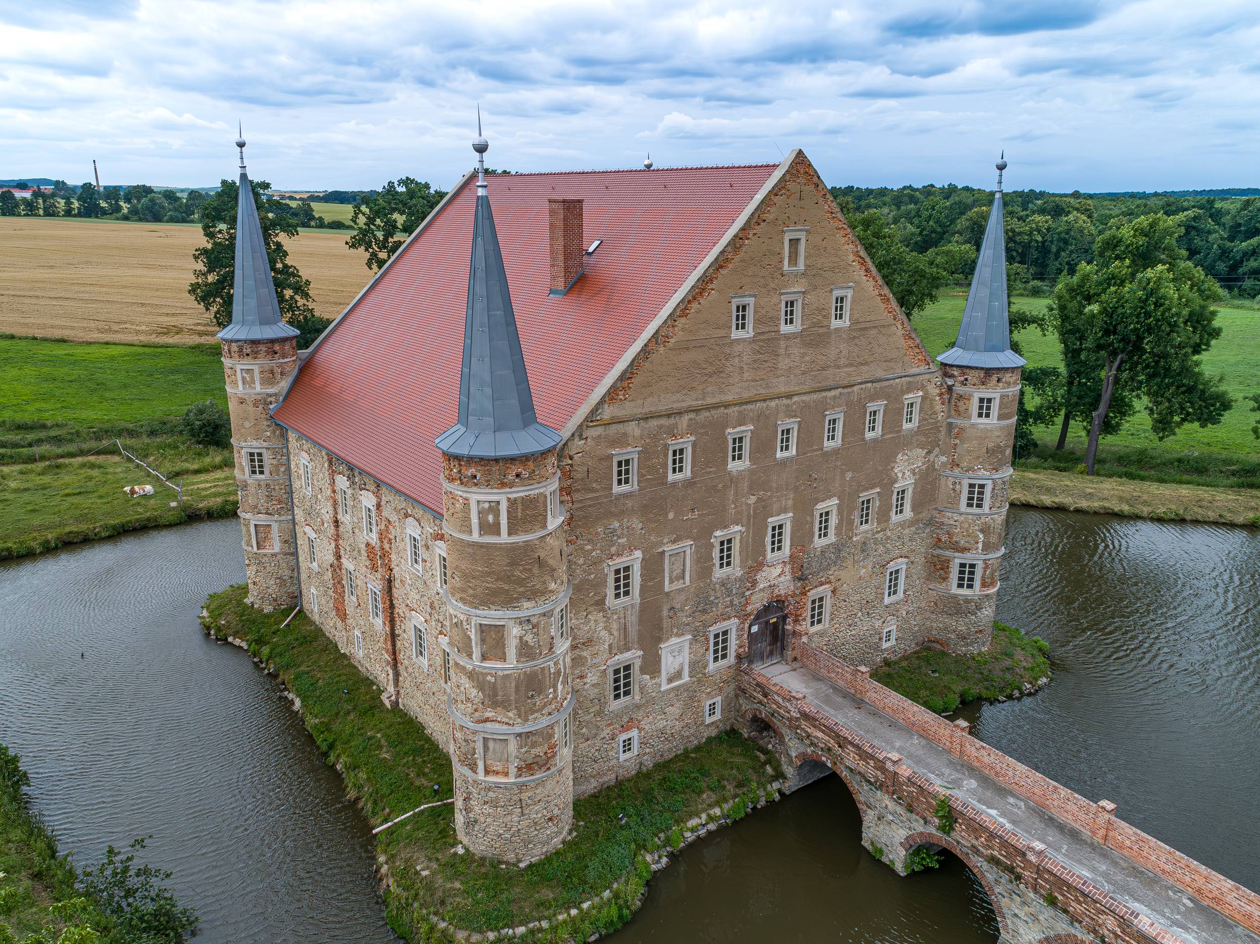PIOTROWICE ŚWIDNICKIE, dwór w widoku z południa, 2023 r. (fot. M. Bogdała)