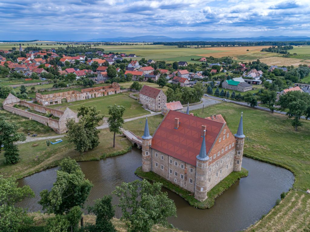 PIOTROWICE ŚWIDNICKIE, dwór „na wodzie”; w głębi – folwark i wieś, 2023 r. (fot. M. Bogdała)
